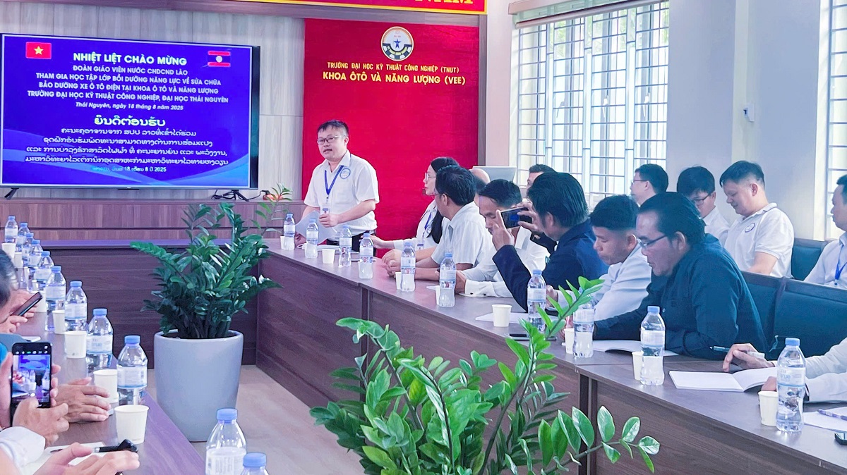 Gặp Mặt Đoàn Giáo Viên Nước CHDCND Lào Tham Gia Học Tập Bồi Dưỡng Năng Lực Về Sửa Chữa, Bảo Dưỡng Xe Ô tô Điện