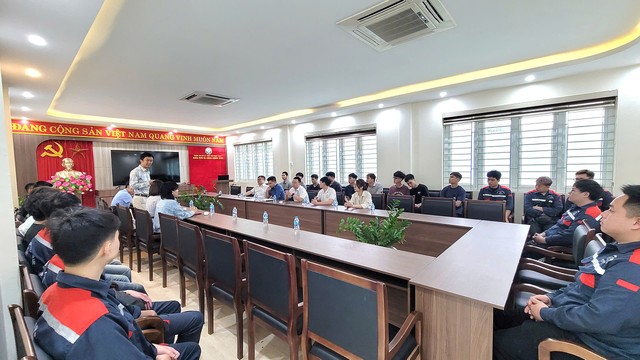 Đoàn công tác của Tập đoàn Hải Chí Thần (Trung Quốc) thăm và làm việc tại Khoa Ô tô và Năng lượng, TNUT