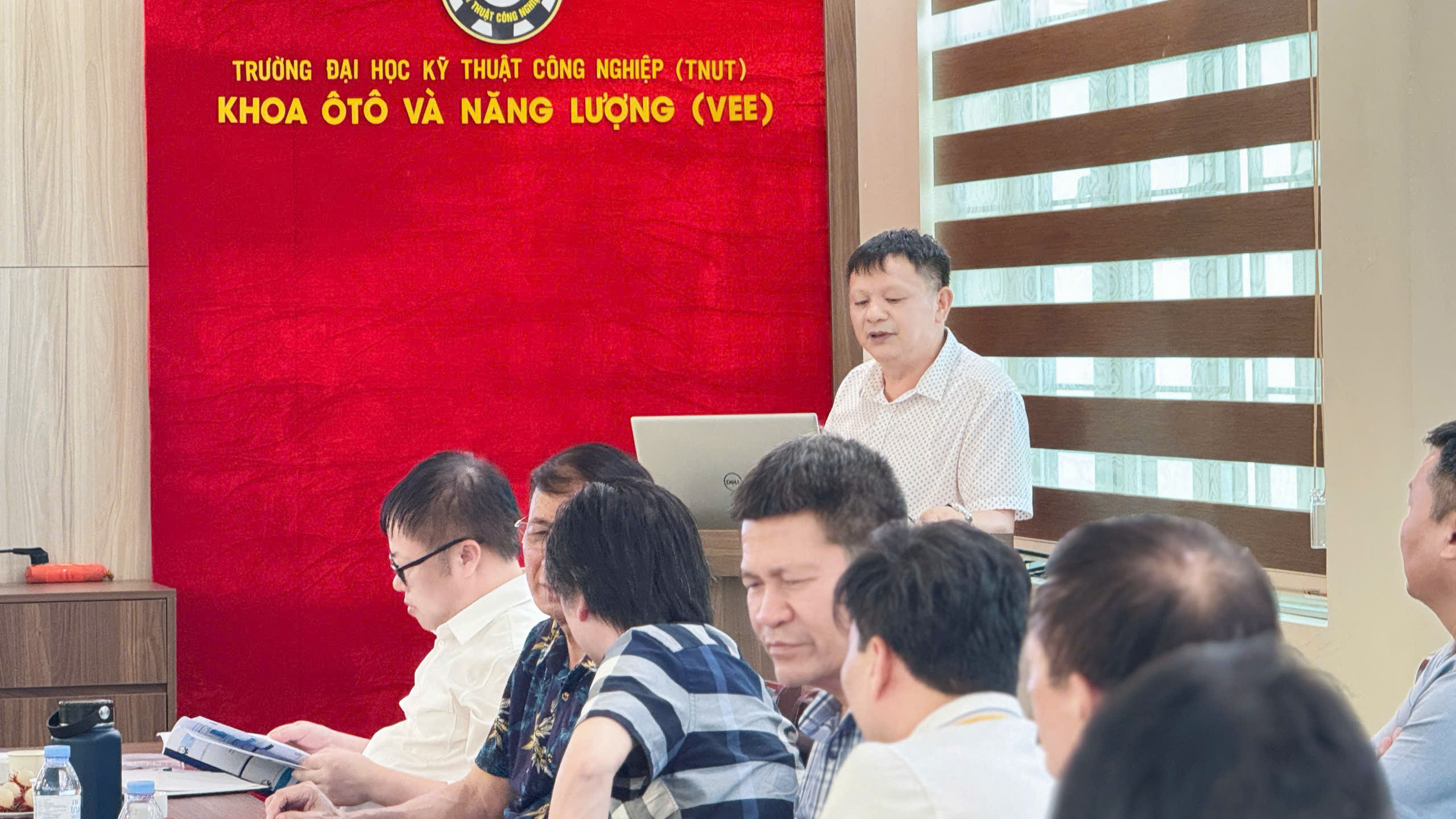 NCS Cảnh Chí Huân báo cáo seminar đề tài “Nghiên cứu hệ thống đệm cách dao động bán chủ động cho cabin máy xúc lật” 